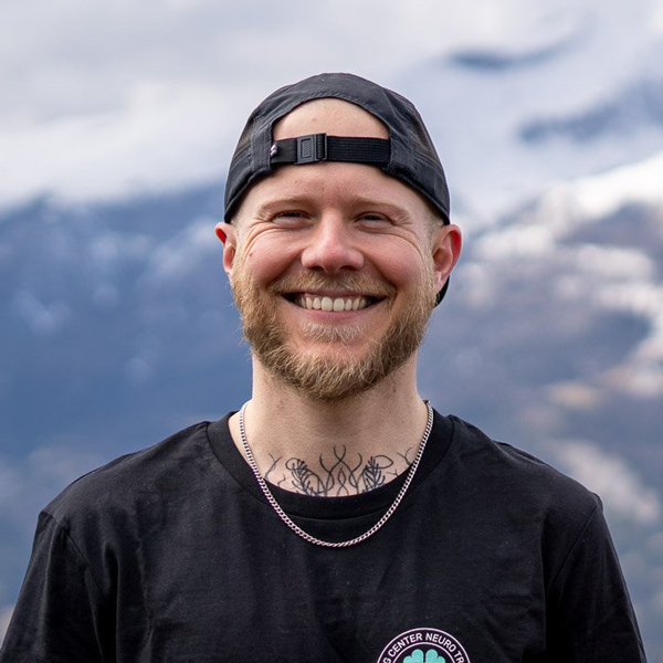 Portrait David Outdoor Therapeut David Müller vom Neuro Training Center