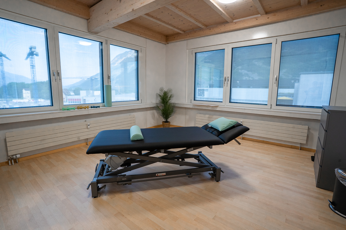 Behandlungsraum mit Therapieliege