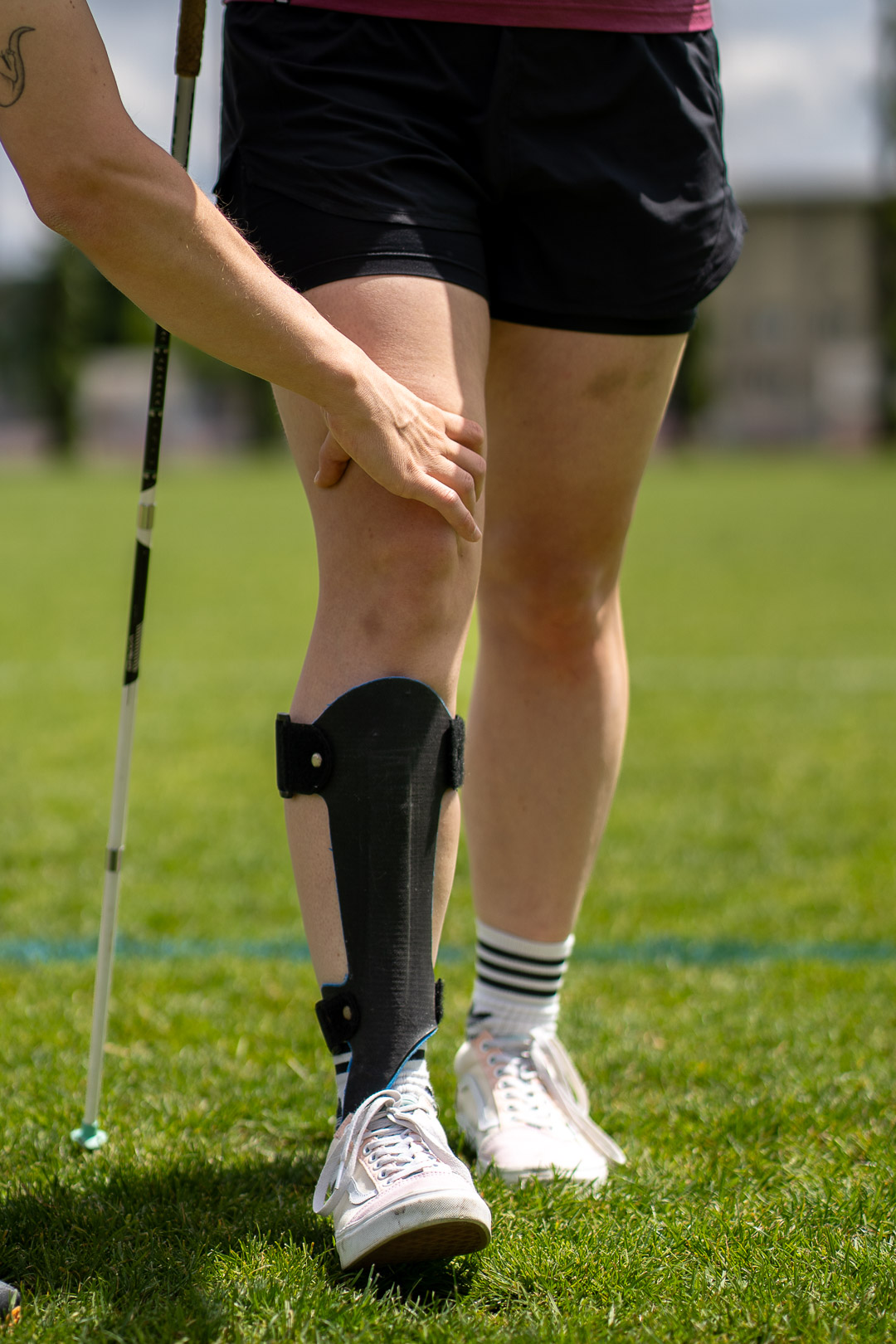 Neurorehabilitation Gangschule Therapeut unterstützt Patientin am Knie beim Gehen