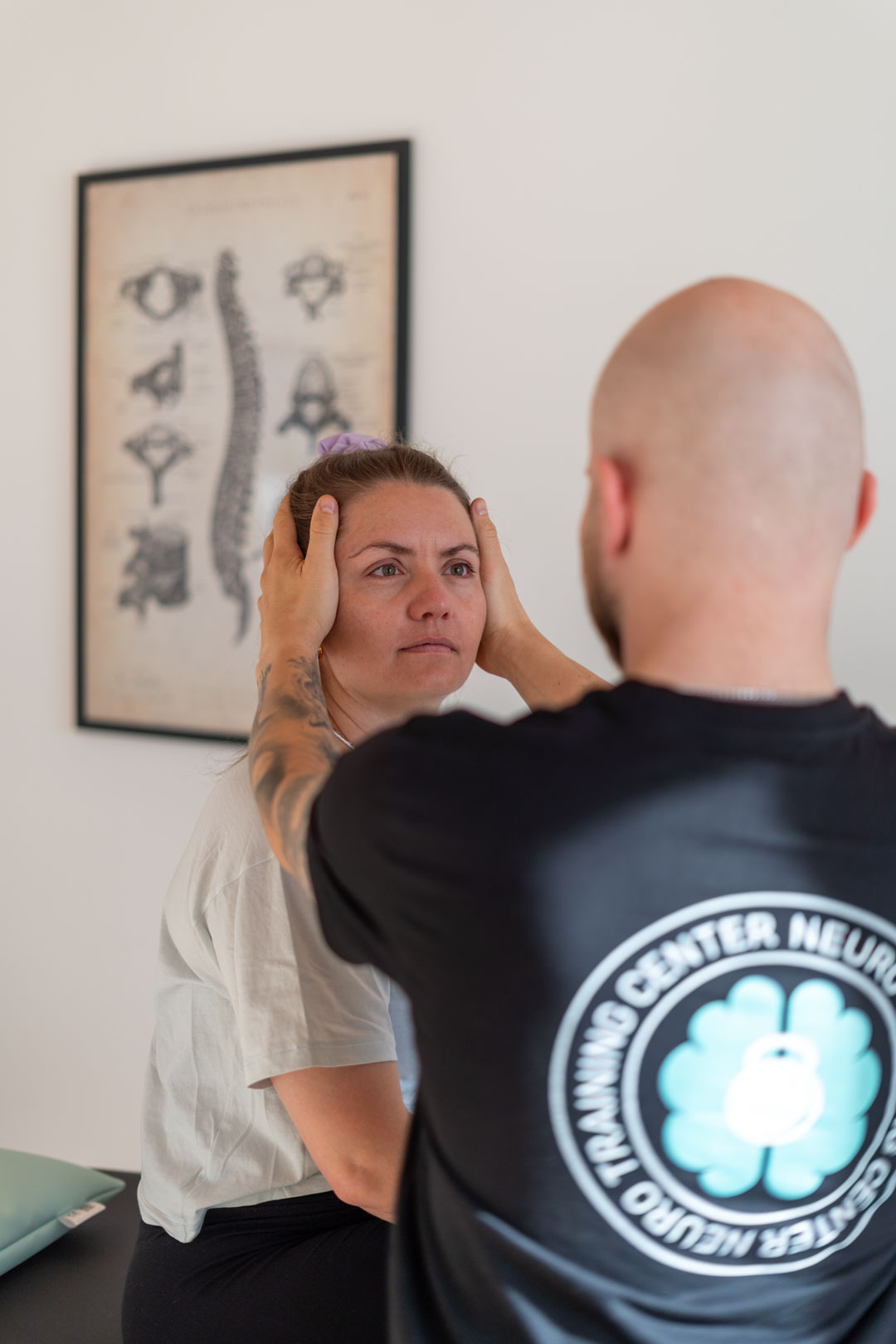 Schwindeltherapie Dix Hallpike Test Therapeut führt mit Patientin mit Schwindelbeschwerden den Dix Hallpike Test durch